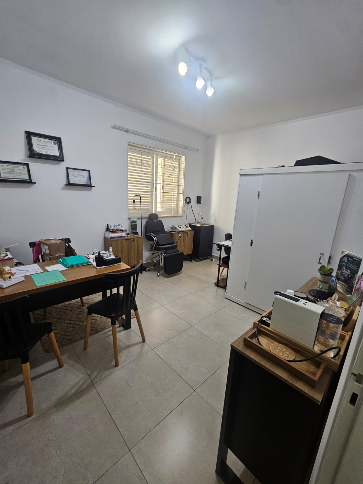 Consultório de audiologia da AudioNova Valinhos, com cabine e equipamentos para avaliação auditiva