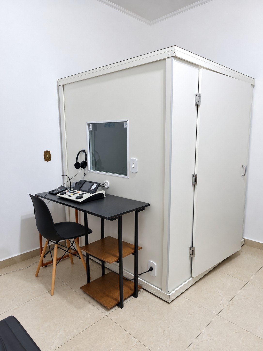 Cabine acústica e equipamento de avaliação auditiva na AudioNova Valinhos